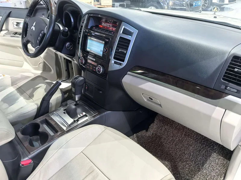 Mitsubishi Pajero (Imported) — фото 12