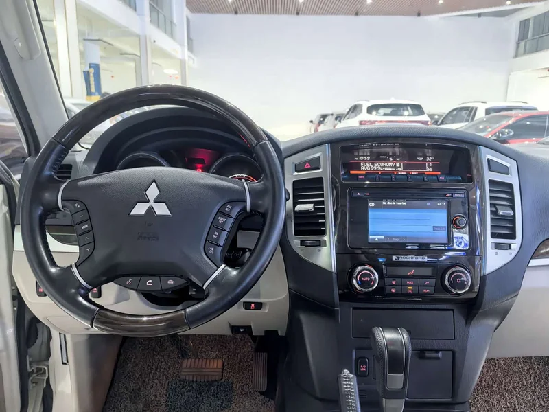 Mitsubishi Pajero (Imported) — фото 18