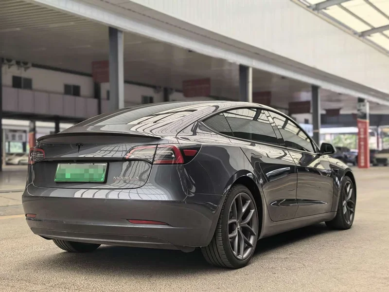 Tesla Model 3 — фото 12