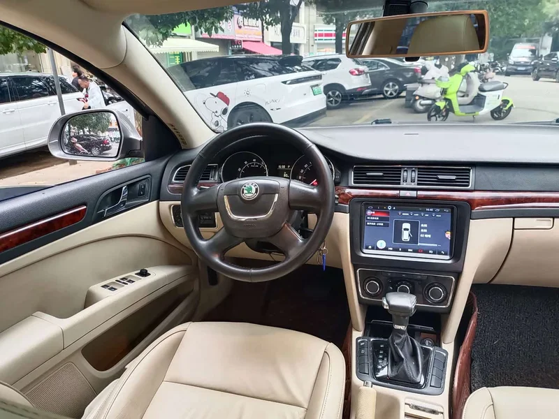 Volkswagen Superb — фото 12