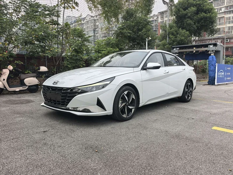 Hyundai Elantra — фото 1