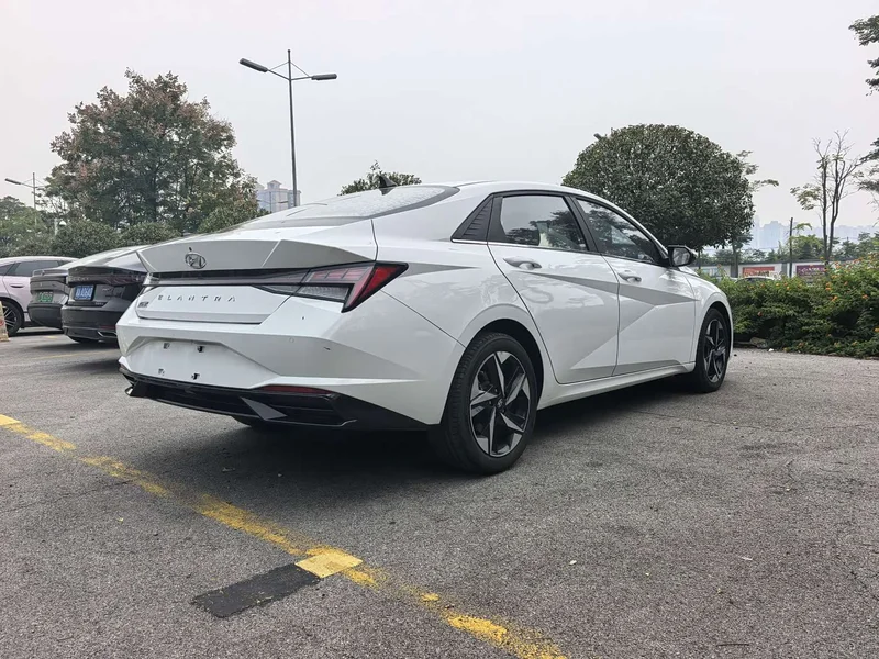 Hyundai Elantra — фото 5