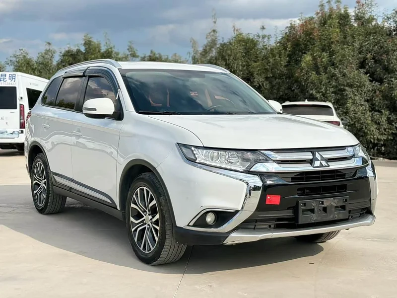 Mitsubishi Outlander — фото 1