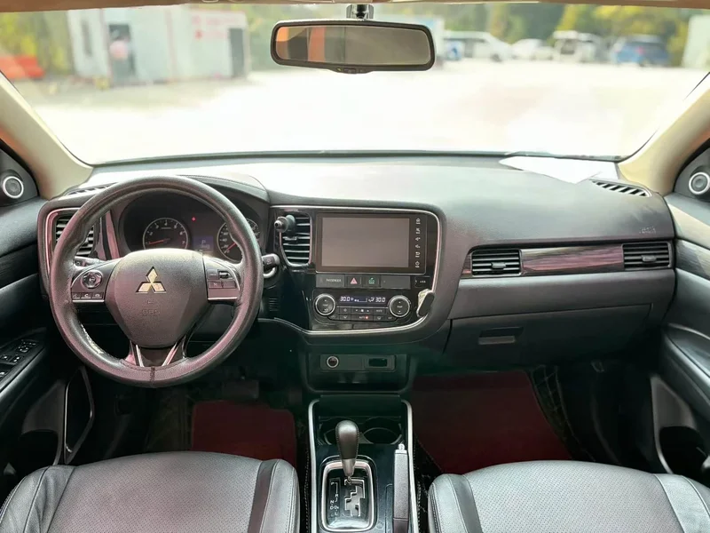 Mitsubishi Outlander — фото 6