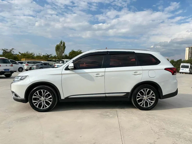 Mitsubishi Outlander — фото 7