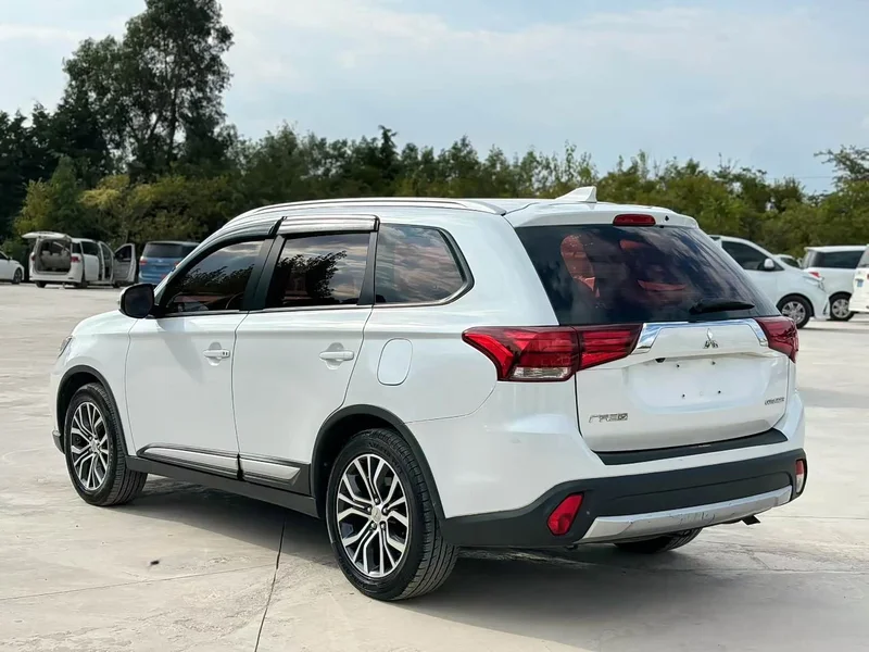 Mitsubishi Outlander — фото 8
