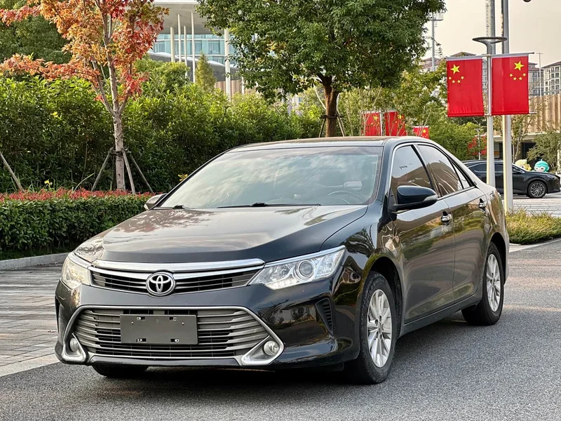 Toyota Camry — фото 1