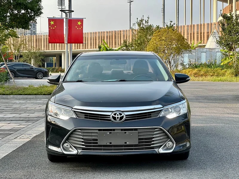 Toyota Camry — фото 2