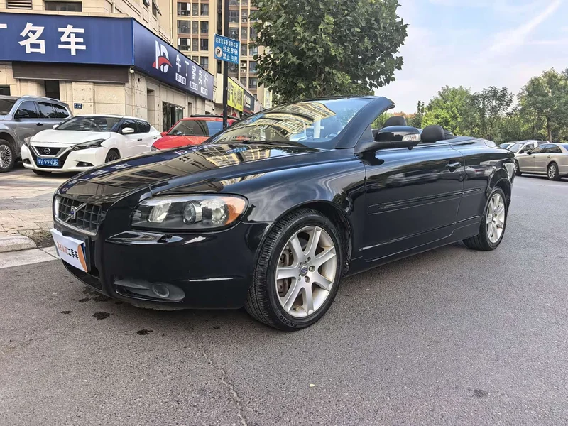Volvo C70 — фото 1