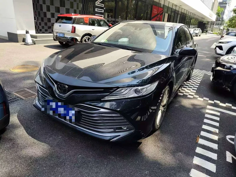 Toyota Camry — фото 1