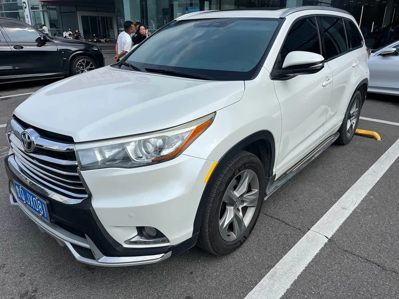 Toyota Highlander — фото 1