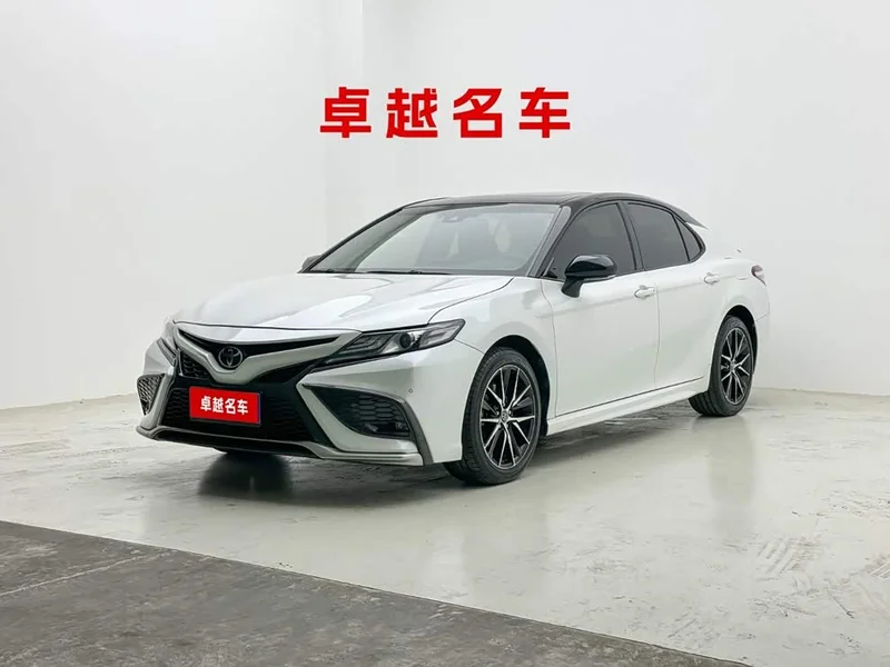 Toyota Camry — фото 1