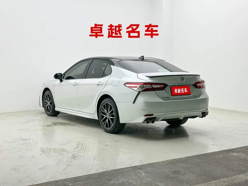 Toyota Camry — фото 2