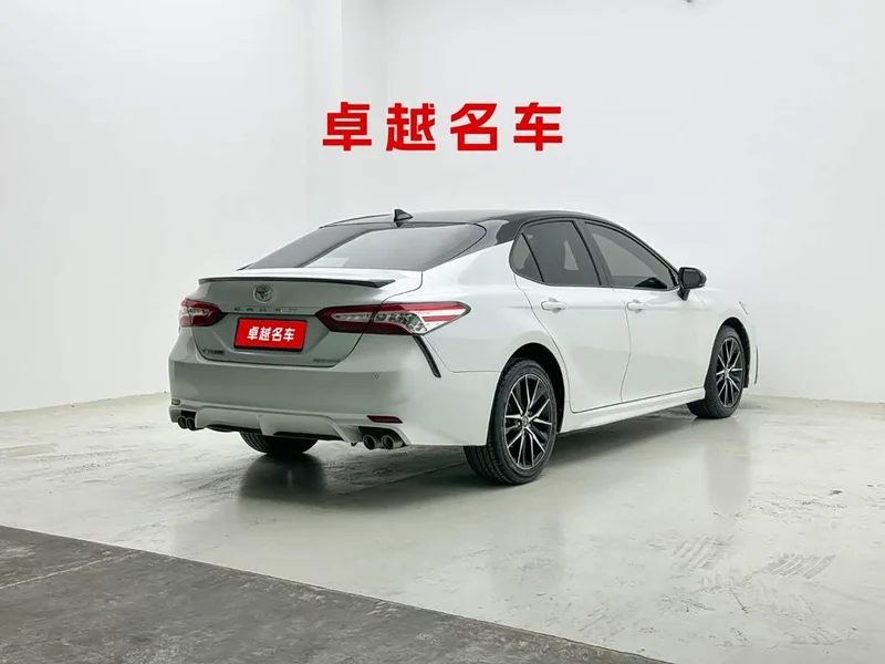 Toyota Camry — фото 4