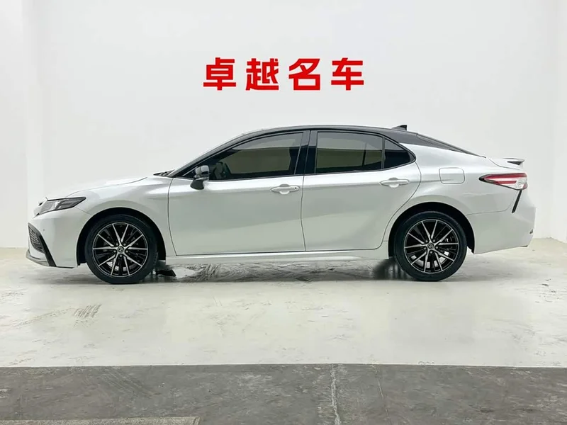 Toyota Camry — фото 5