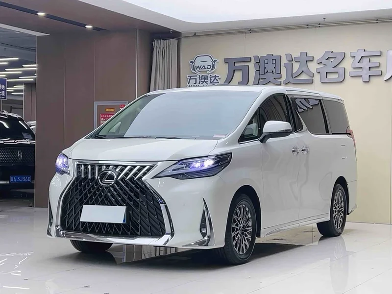 Toyota Alphard — фото 1