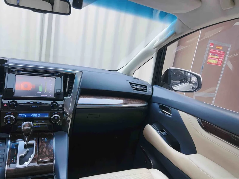 Toyota Alphard — фото 4