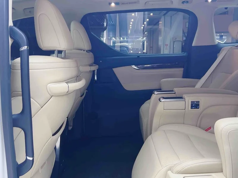Toyota Alphard — фото 8