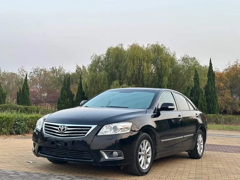 Toyota Camry — фото 1