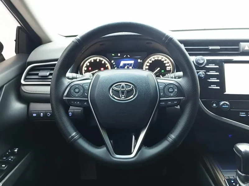 Toyota Camry — фото 15