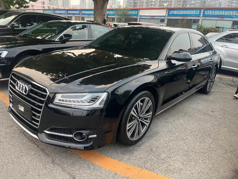 Audi A8 — фото 1