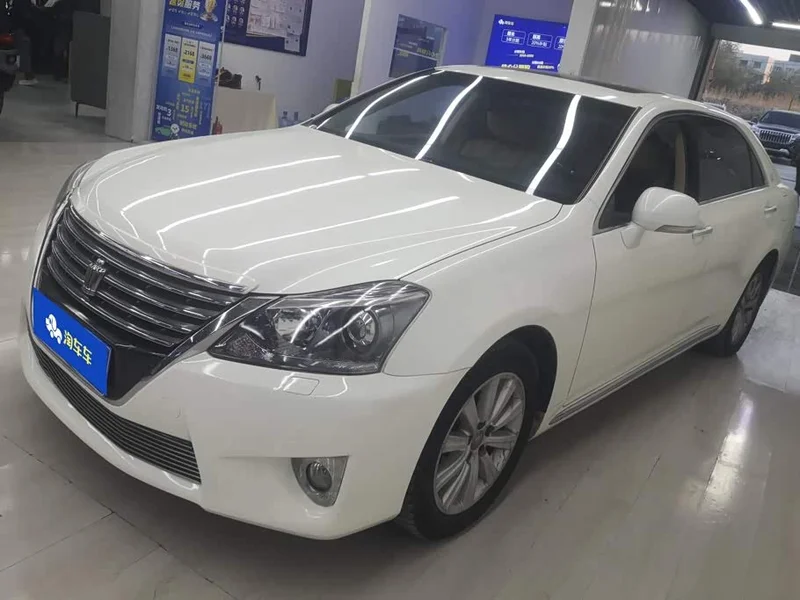 Toyota Crown — фото 1