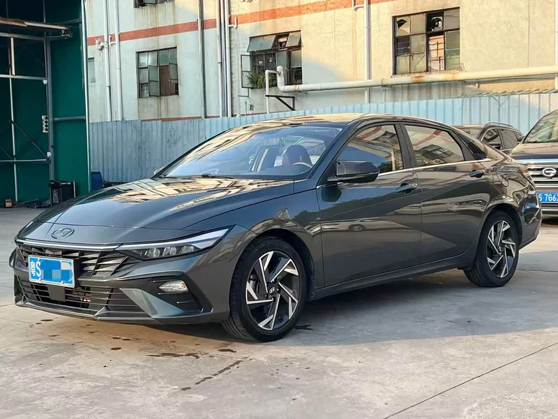 Hyundai Elantra — фото 1