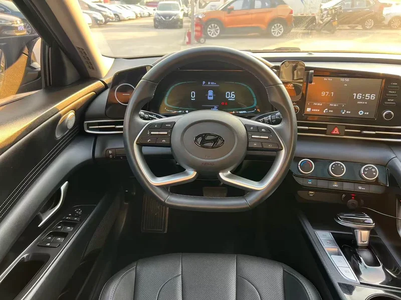 Hyundai Elantra — фото 9