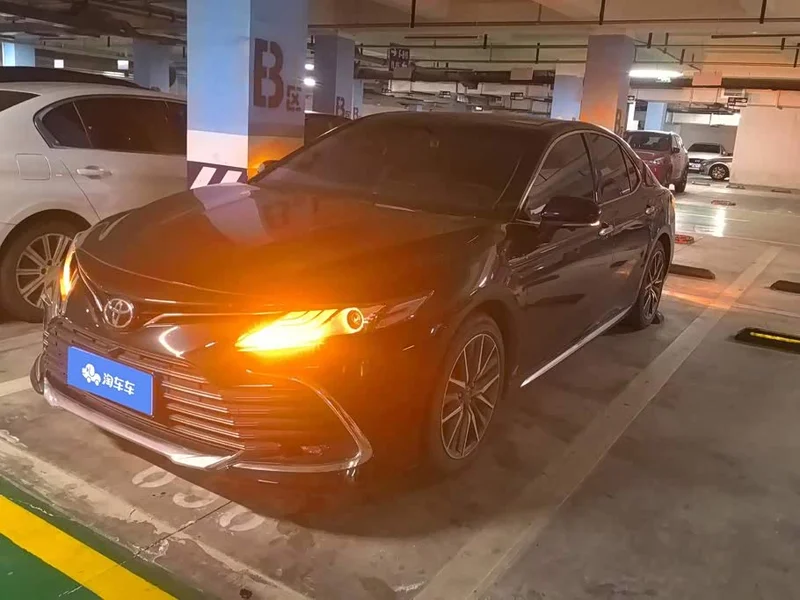 Toyota Camry — фото 1