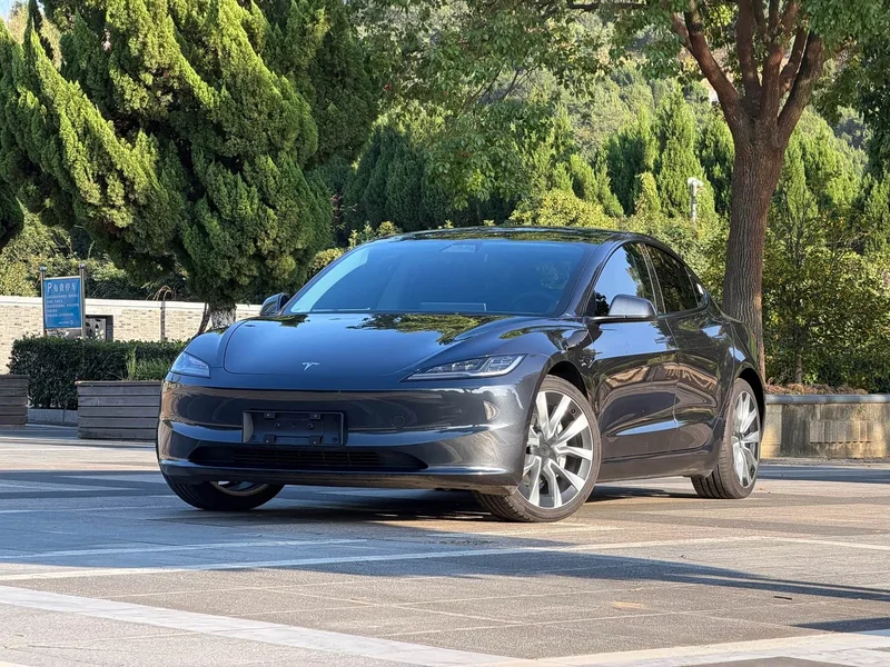 Tesla Model 3 — фото 1