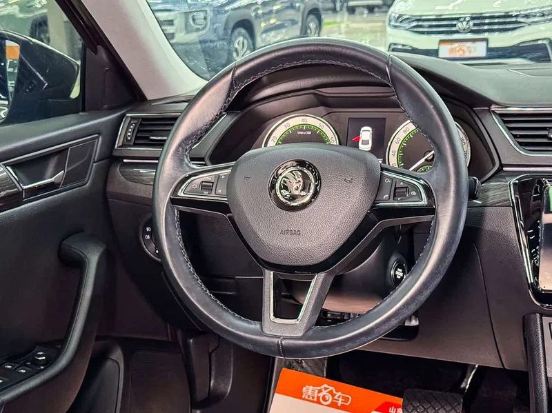 Skoda Superb — фото 9