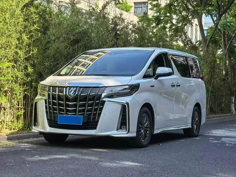 Toyota Alphard — фото 1