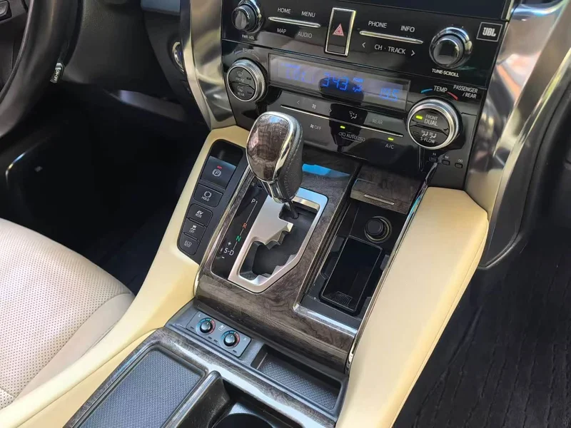 Toyota Alphard — фото 9
