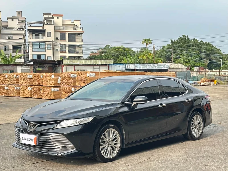 Toyota Camry — фото 1
