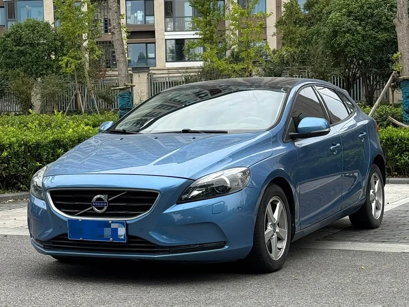 Volvo V40 — фото 1