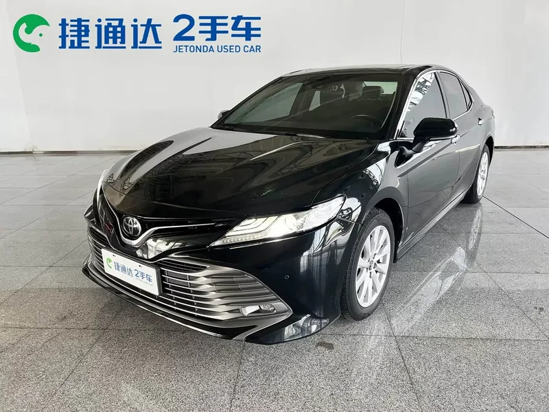 Toyota Camry — фото 1