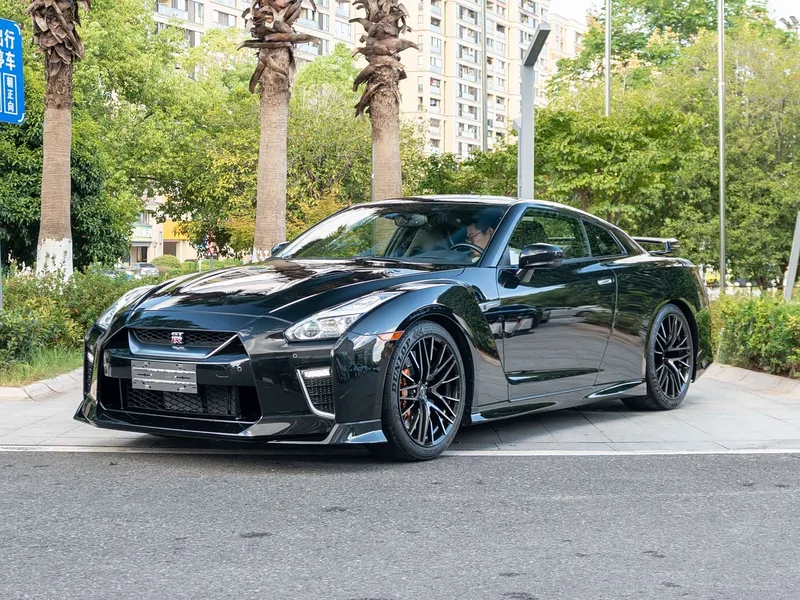 Nissan GT-R — фото 1
