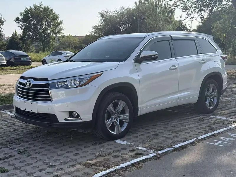 Toyota Highlander — фото 1