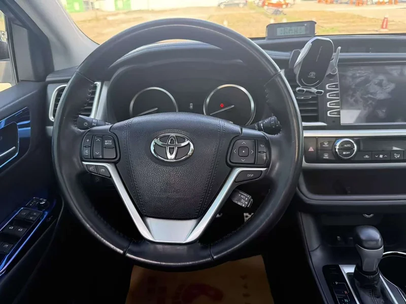 Toyota Highlander — фото 11