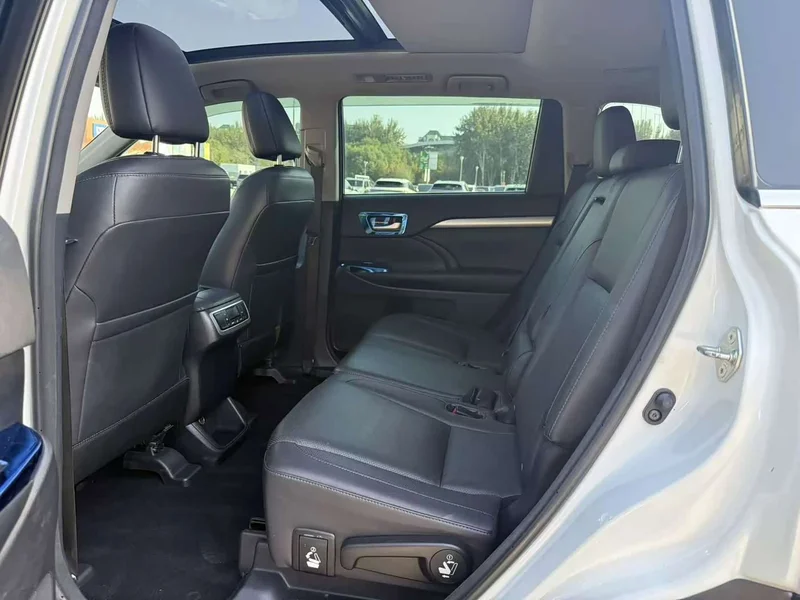 Toyota Highlander — фото 10
