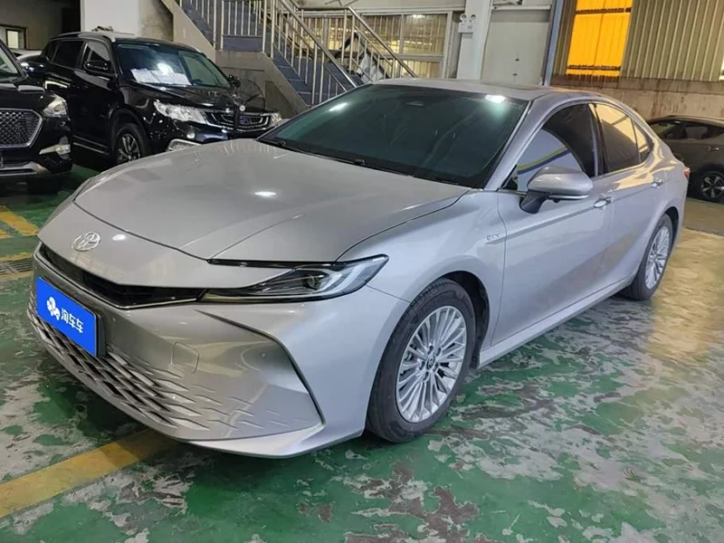 Toyota Camry — фото 1
