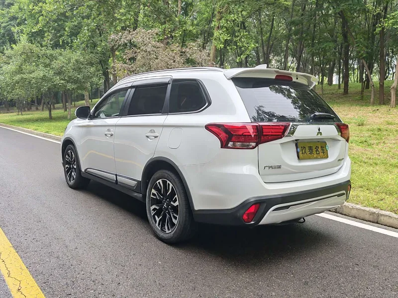 Mitsubishi Outlander — фото 10