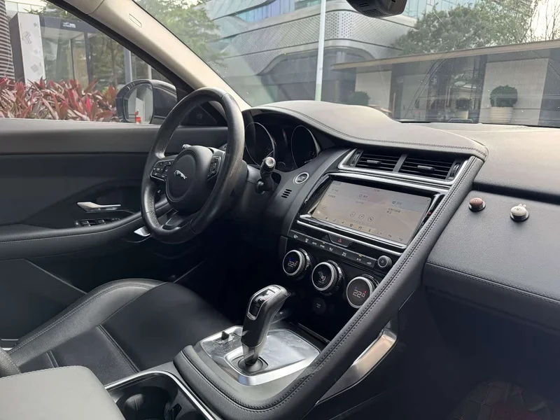 Jaguar E-PACE — фото 13