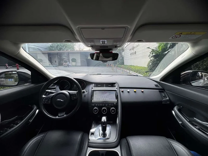 Jaguar E-PACE — фото 15