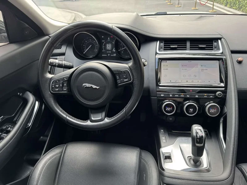 Jaguar E-PACE — фото 16