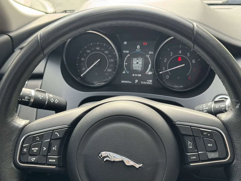 Jaguar E-PACE — фото 17
