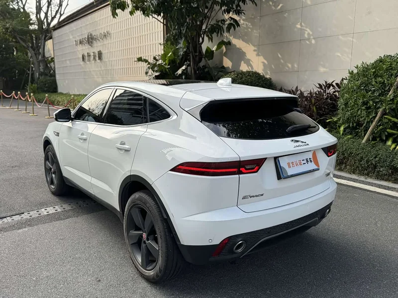Jaguar E-PACE — фото 6