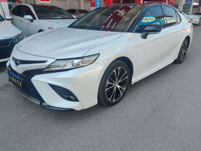 Toyota Camry — фото 1