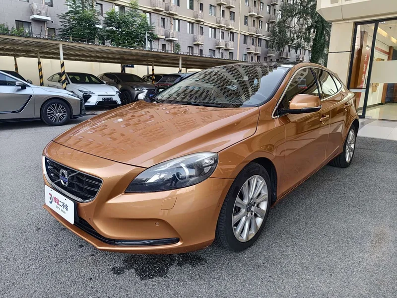 Volvo V40 — фото 1