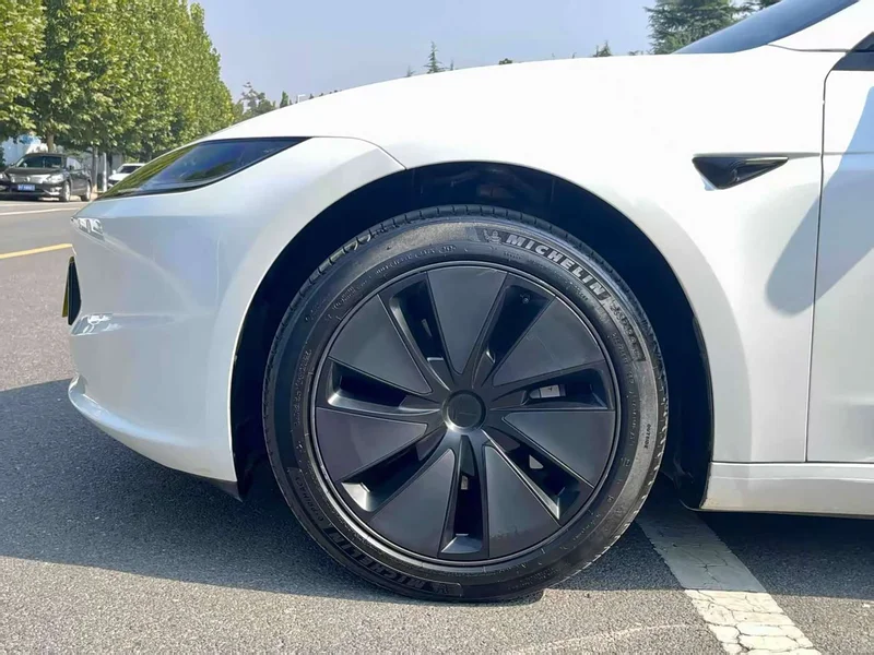Tesla Model 3 — фото 10